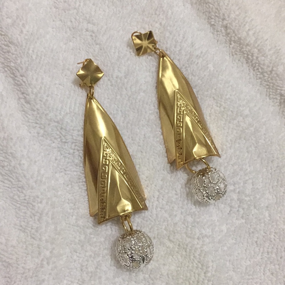 Gold earring